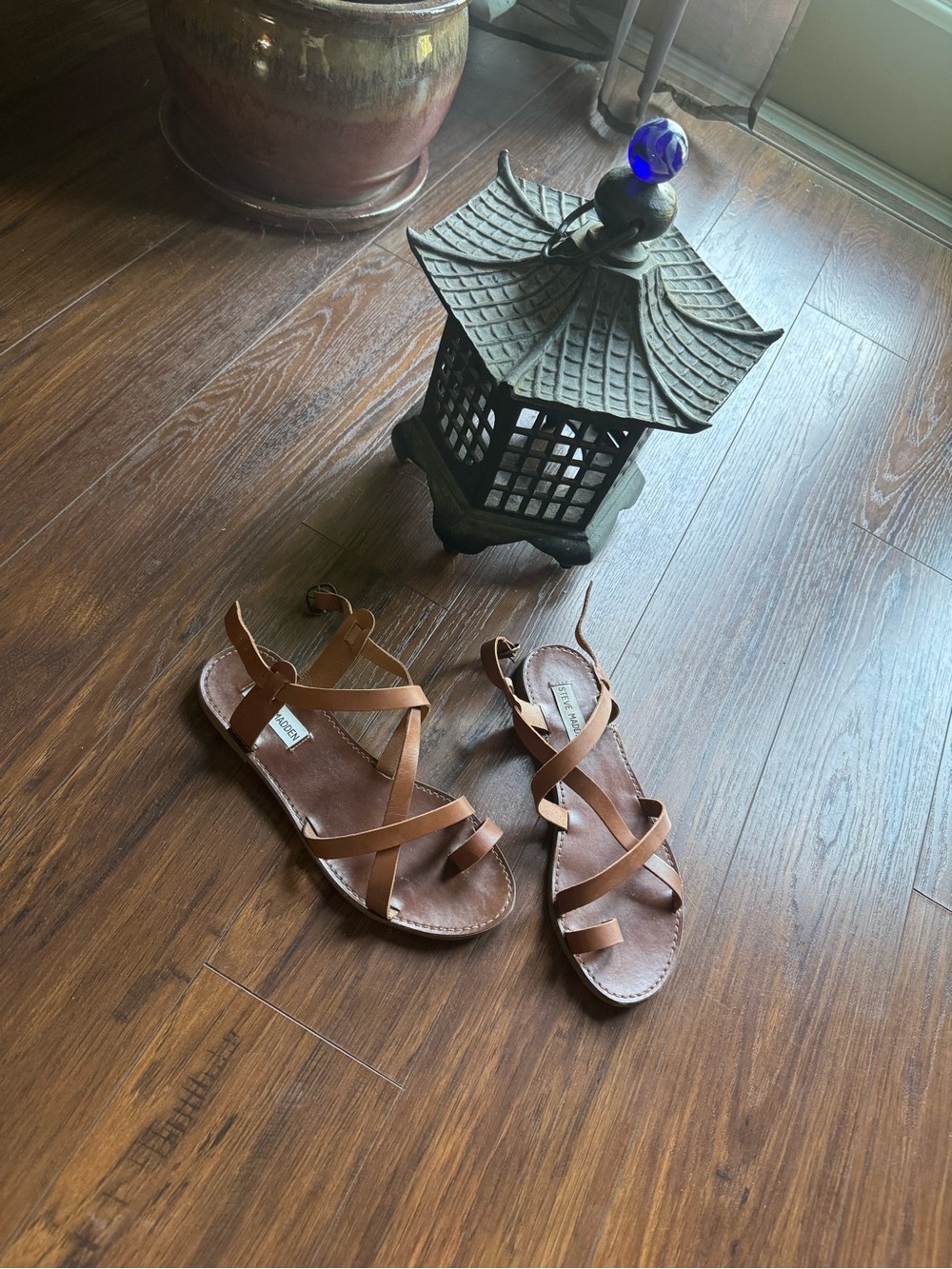 Steve Madden Brown Leather Strappy Toe-Ring Sandals - Picture 2 of 3